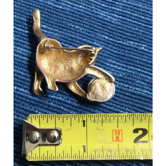 Brooch Cat Playing with Ball Faux Pearl Kitten Pin Gold Multi Colored 2" 925A - Picture 2 of 2